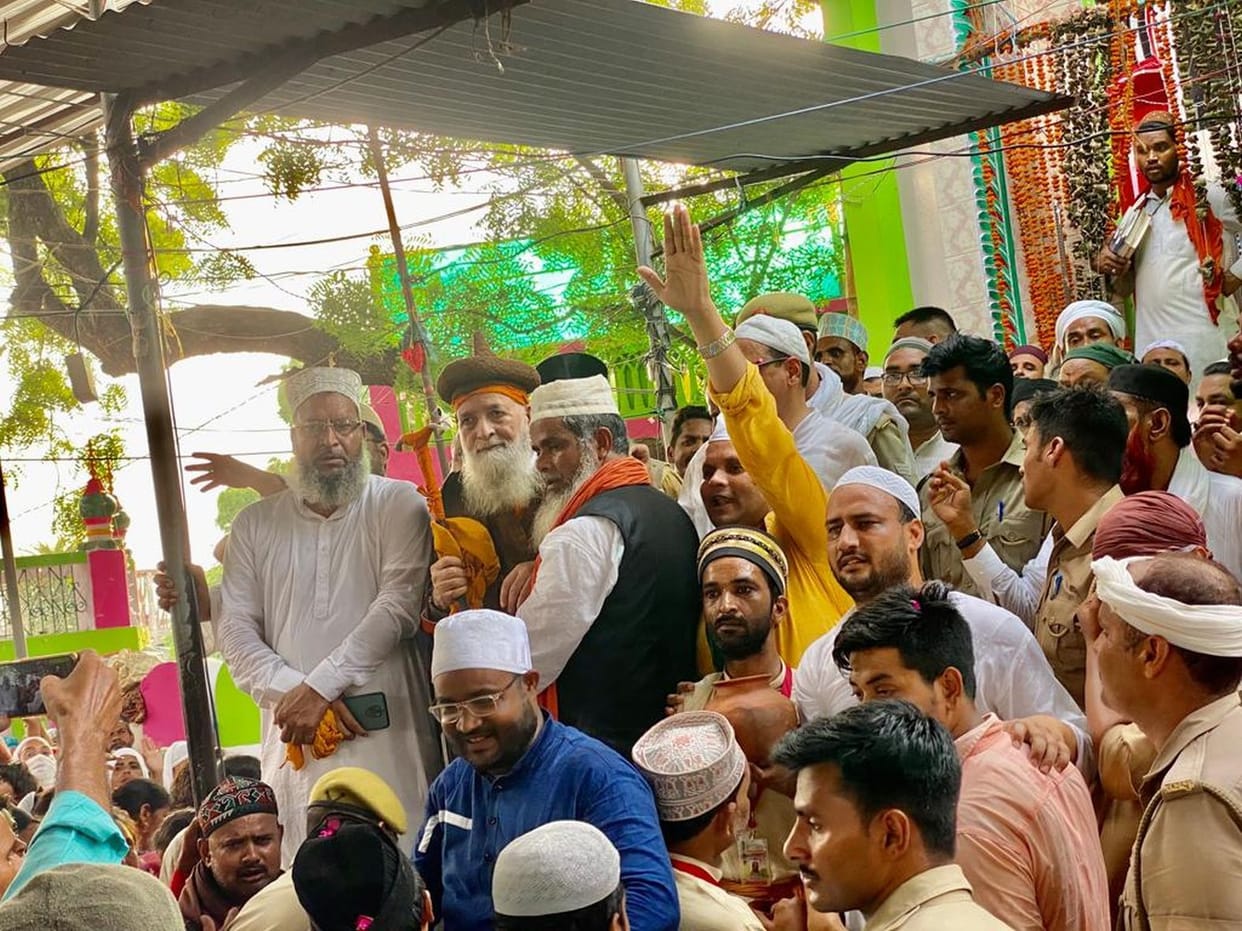 Sajjadanshin danced in the midst of Sufiana Tarane