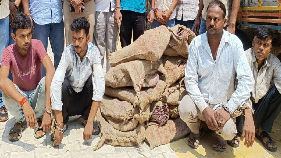 police arrested four vicious thieves in encounter 700 kg copper wire recovered in mainpuri
