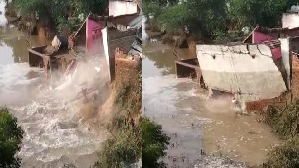 Flood In Chambal houses of two farmers collapsed pinahat bah in agra