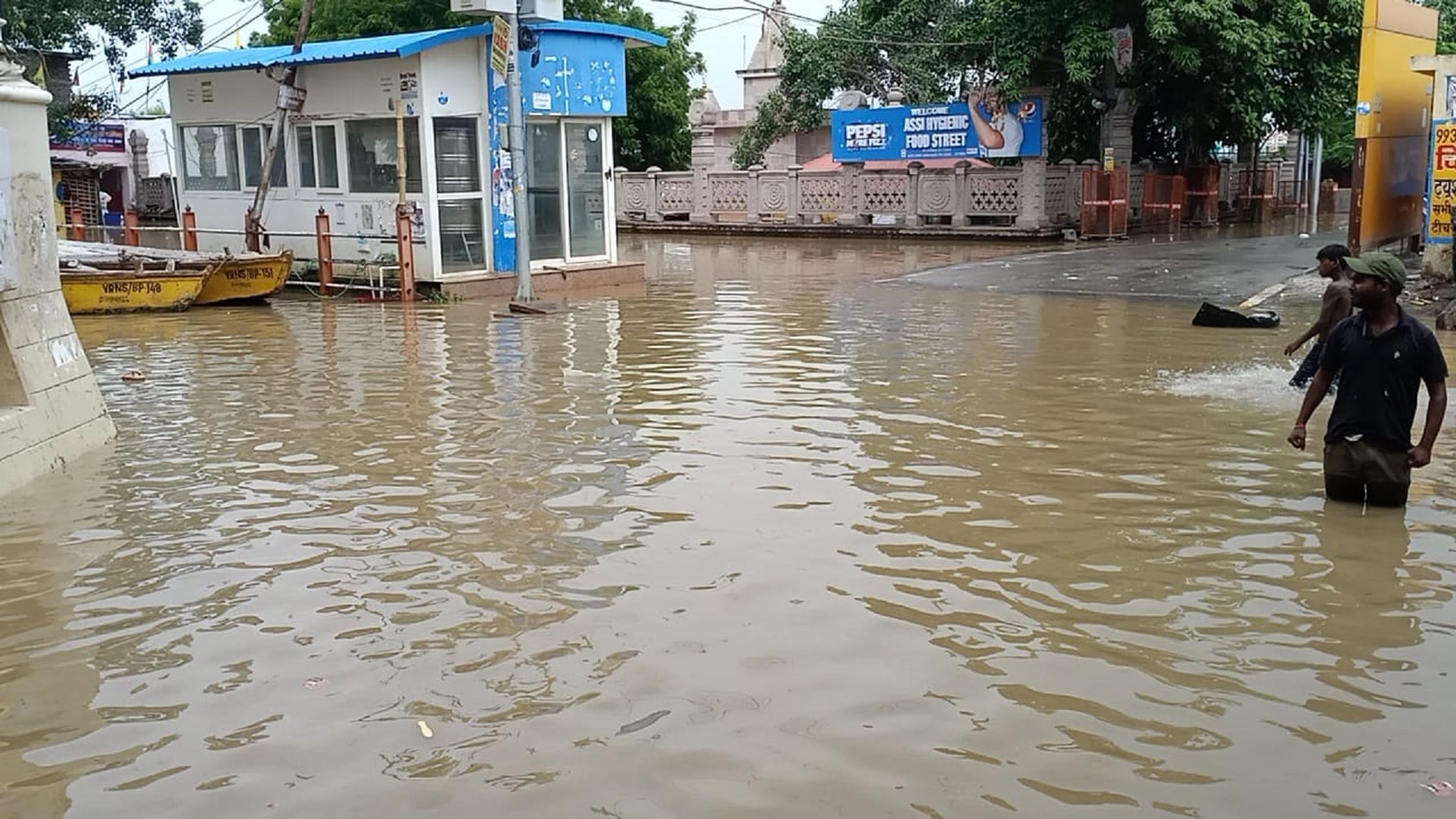 flood in Kashi in pictures: House ghats and temples submerged boats are on the road