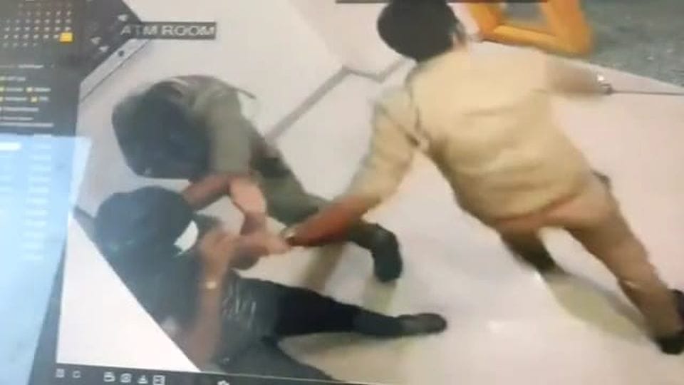 police caught miscreant who breaking the ATM in Agra
