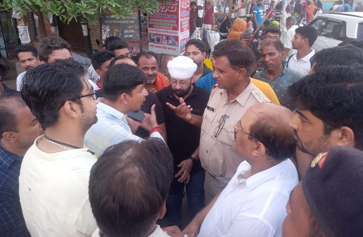 Traders angry on cutting challans of vehicles in the market