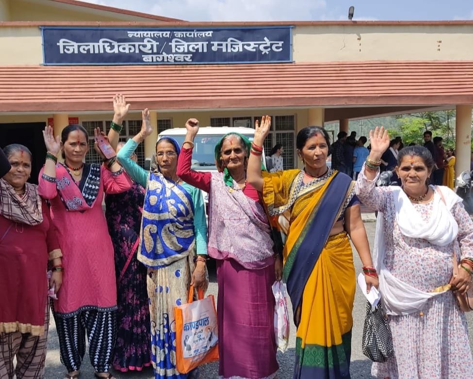 Women Protested in Bageshwar Collectrate