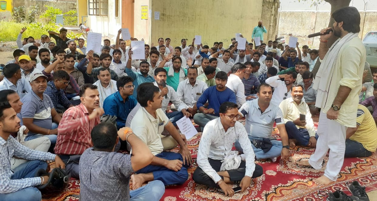 Three electricians who raided posing as JEs suspended