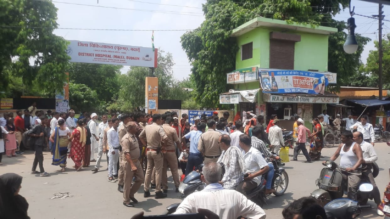 woman created ruckus while lying on road in front of Budaun District Hospital