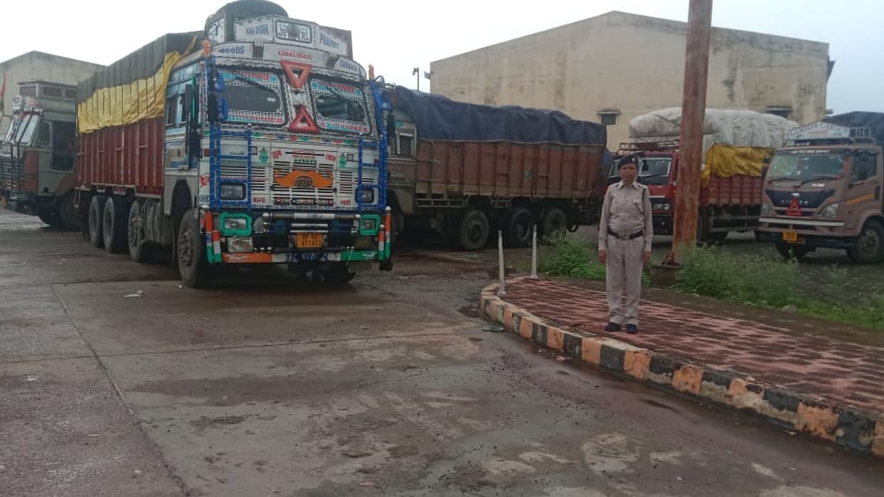 Police stopped vehicles on the border of Uttar Pradesh and Madhya Pradesh in view of the possibility of flood