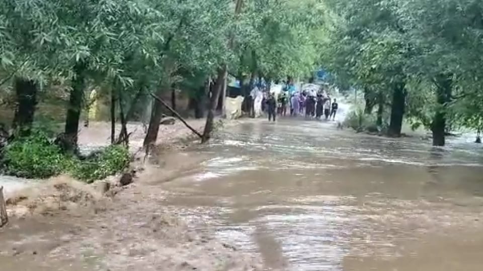 Waterlogging after cloudburst in Kulgam, rescued people from two villages