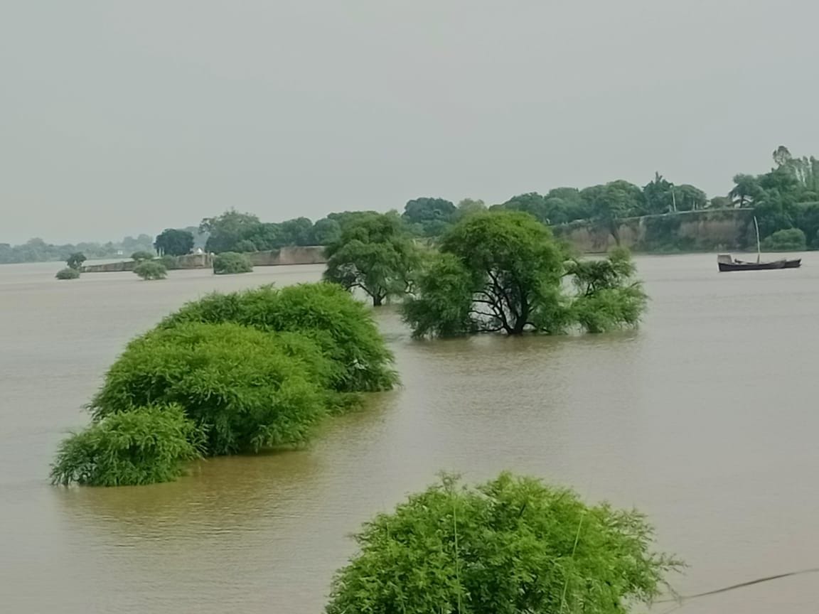 Chitrakoot: Yamuna's water level increased, 50 villages surrounded