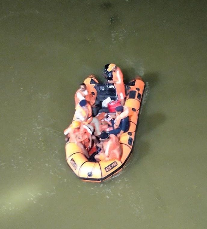 Hardoi, With the help of fishermen, all the banks of the rivers