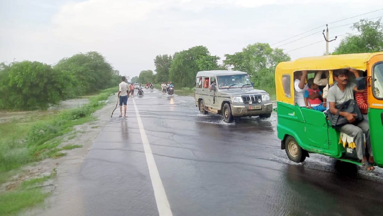 Flood water on Kanpur-Sagar highway, heavy vehicles will not pass through bridges