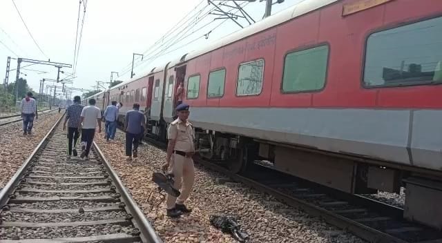 Etawah: bike blew up after colliding with Jharkhand Express