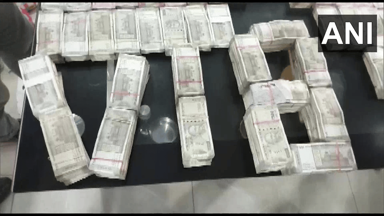 Bihar: Vigilance team Raid on corrupt engineer Sanjay Rai, cash recovered