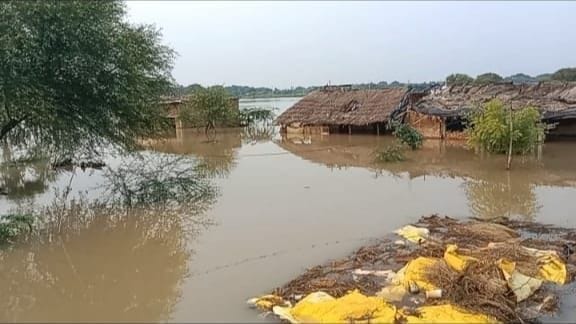 Banda: DM evacuated 173 people from 32 families to a safe place