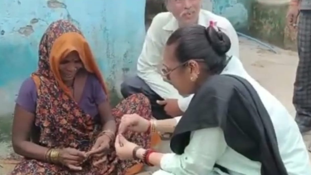 Patharia MLA Ramabai Singh Parihar along with women started making beedi in village Jeerath