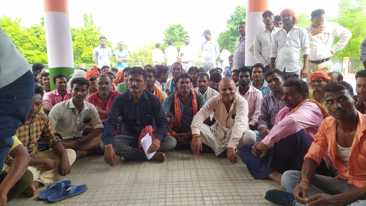 Contract electricity workers demonstrated demanding honorarium and EPF payment