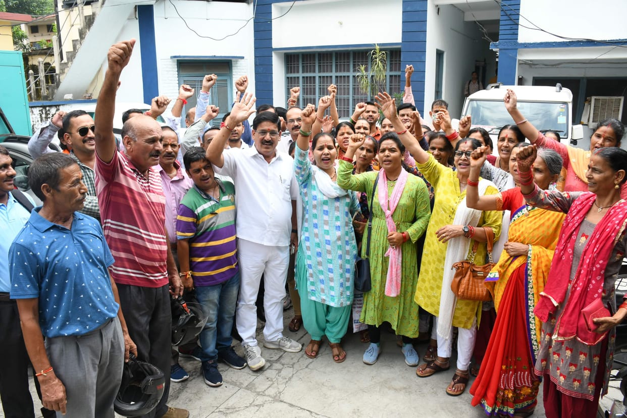 The villagers of Bharatpur roared in the Jal Sansthan office