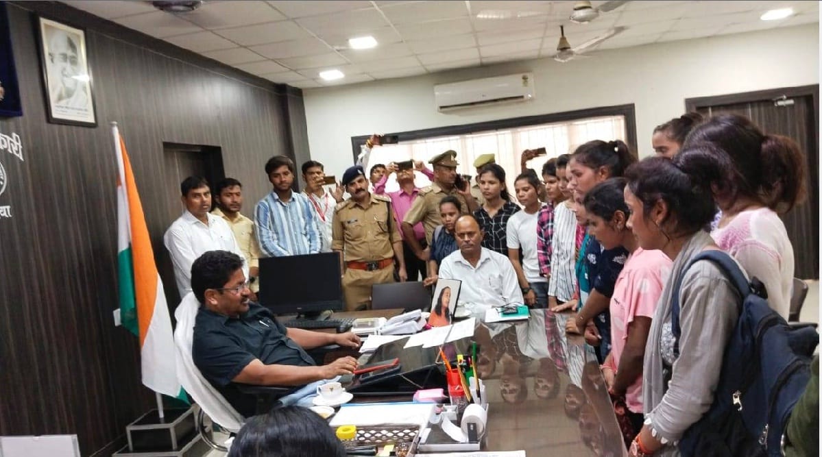 Uproar of students dissatisfied with the results of CSJMU in Auraiya, memorandum submitted to DM