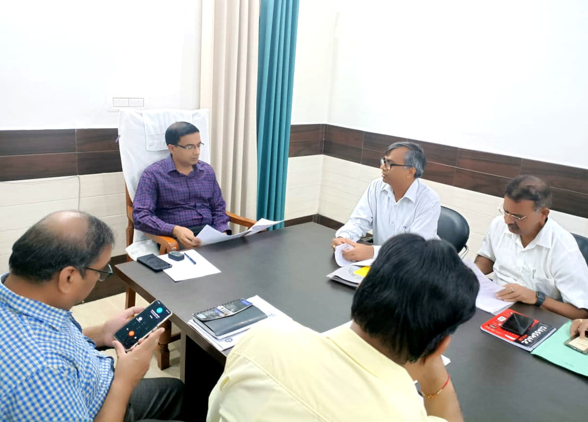 Divisional commissioner expressed displeasure over the low recovery of Saharanpur-Muzaffarnagar