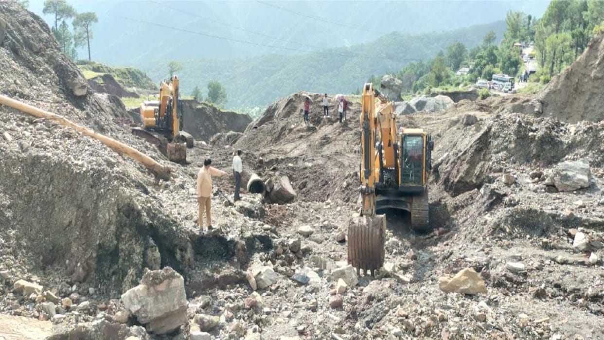 road blocked in mandi due to landslide and rainfall, dead body of missing person found