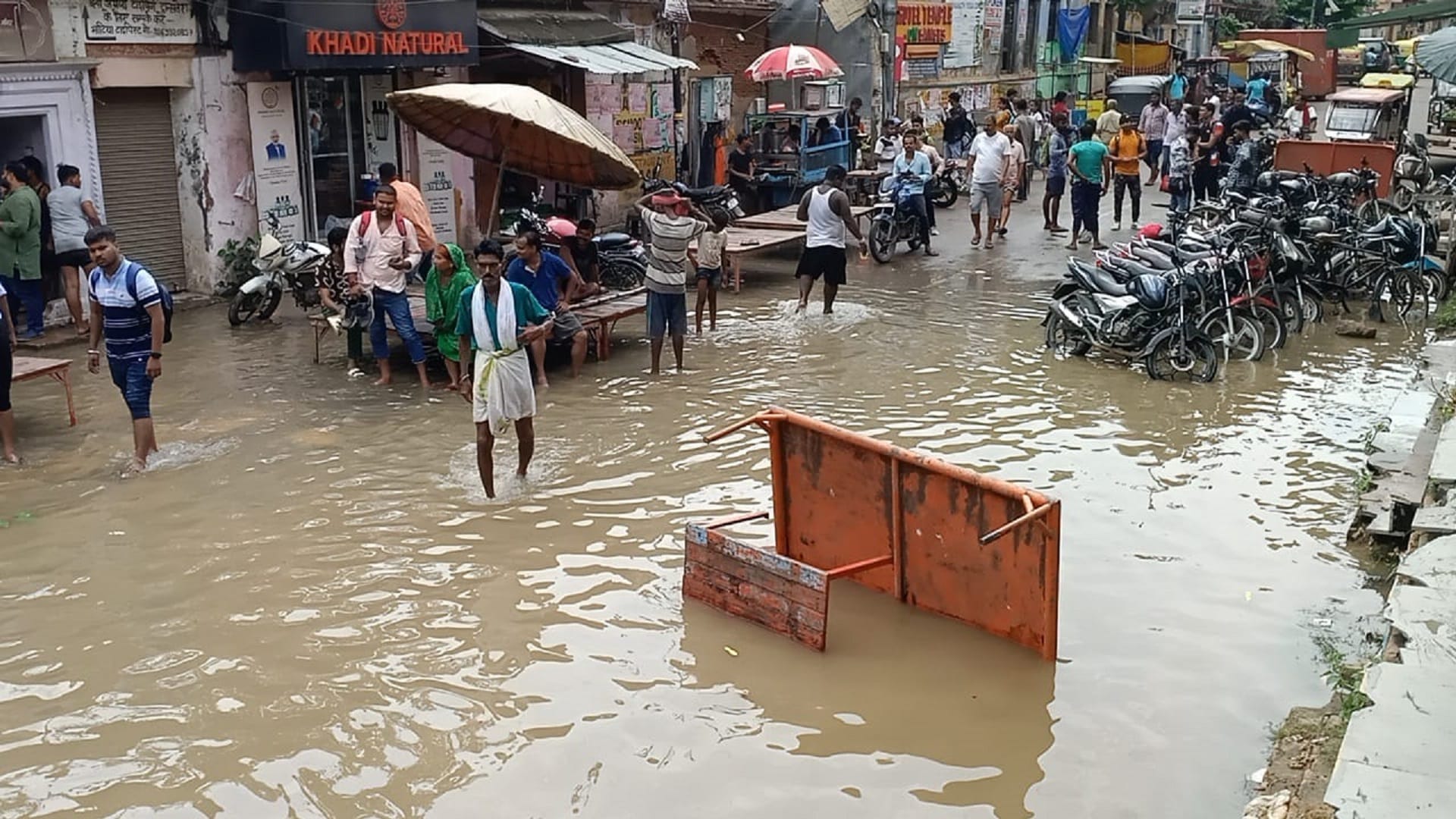 flood in Kashi in pictures: House ghats and temples submerged boats are on the road