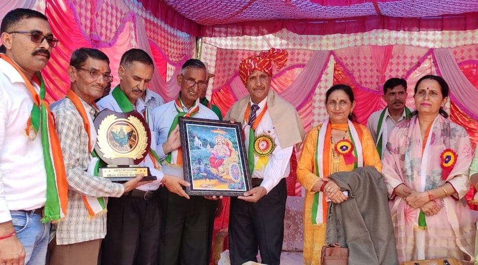 mandi news himachal news Mahila Mandal Khuddar Winner in Musical Chair jogindernagar fair