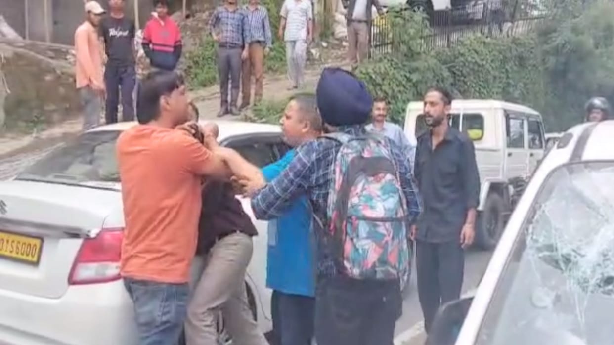 Due to old enmity, the man was beaten up fiercely on the road shimla, traffic jam