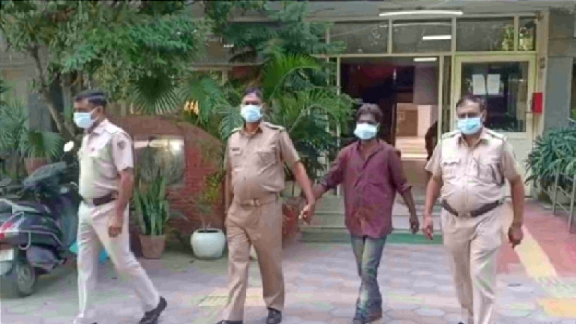 पुलिस की गिरफ्त में आरोपी