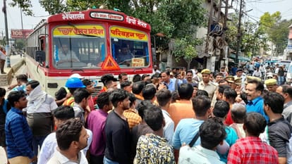मेरठ में जाम लगाया।
