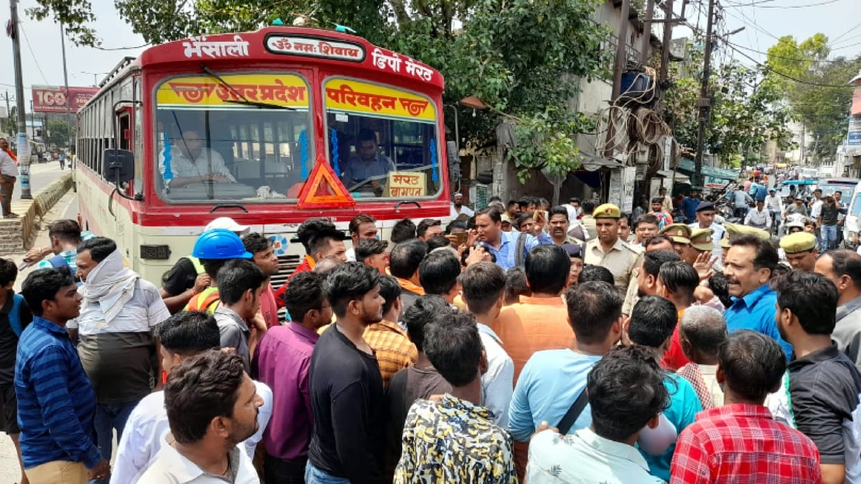 Bajrang Dal workers create ruckus in Sadar Bazar police station in MEERUT