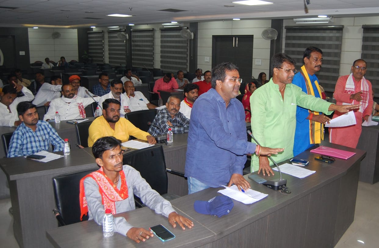 hungama in nagar palika board meeting