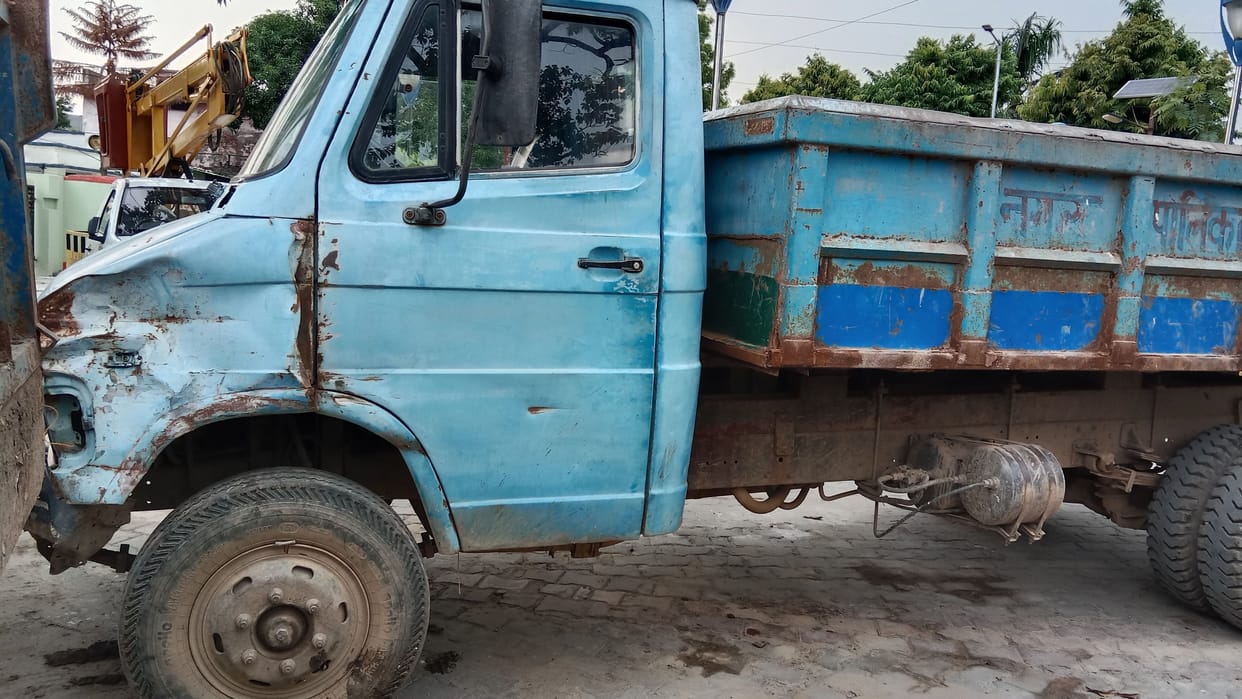 The dilapidated vehicles of the municipality are littering the road