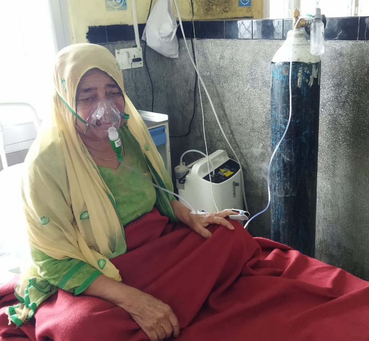 no menifold facility in woman ward  nahan medical collegae and woman getting  oxygen  by cylinder