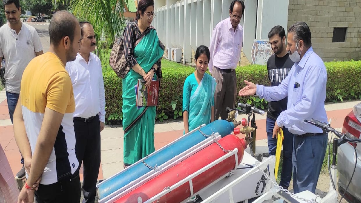Trolley will be able to carry oxygen cylinder up to seven km in one hour, included in cm startup