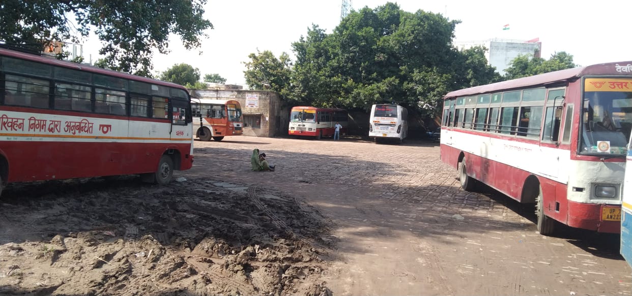 Passengers are upset due to non-operation of roadways bus from Padrauna to Maharajganj