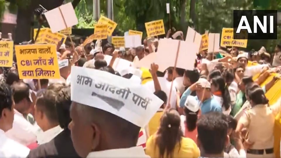 AAP workers protest against CBI raid at Manish Sisodias house