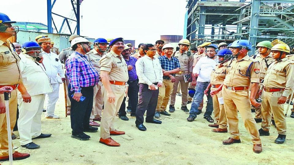 police filed FIR against 250 unidentified men for deadly attack on police in etah jawahar thermal plant