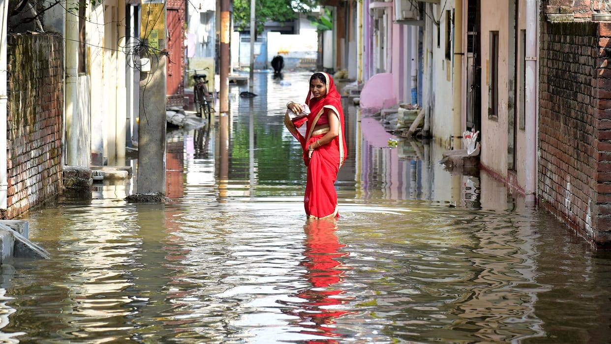 lot of problems in flood affected areas food water medicine are not
