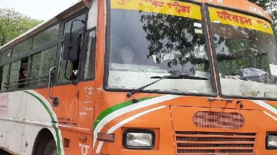 passengers kept upset in sun for hours due to breakdown of roadways bus In Etah conductor got into trouble