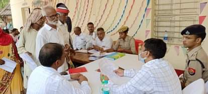 सरायलखंसी थाने में लोगों की समस्या सुनते जिलाधिकारी अरूण कुमार और एसपी अविनाश पांडेय।