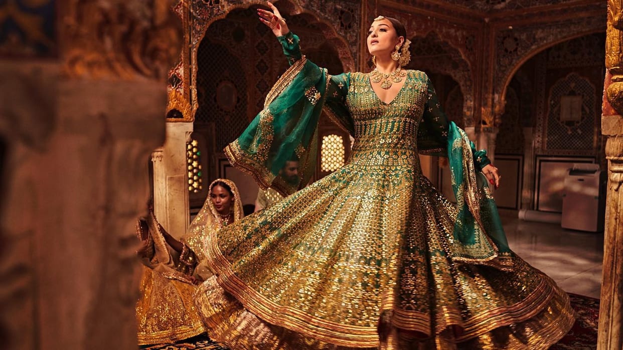 dabangg girl Sonakshi sinha shared latest beautiful pic in royal look