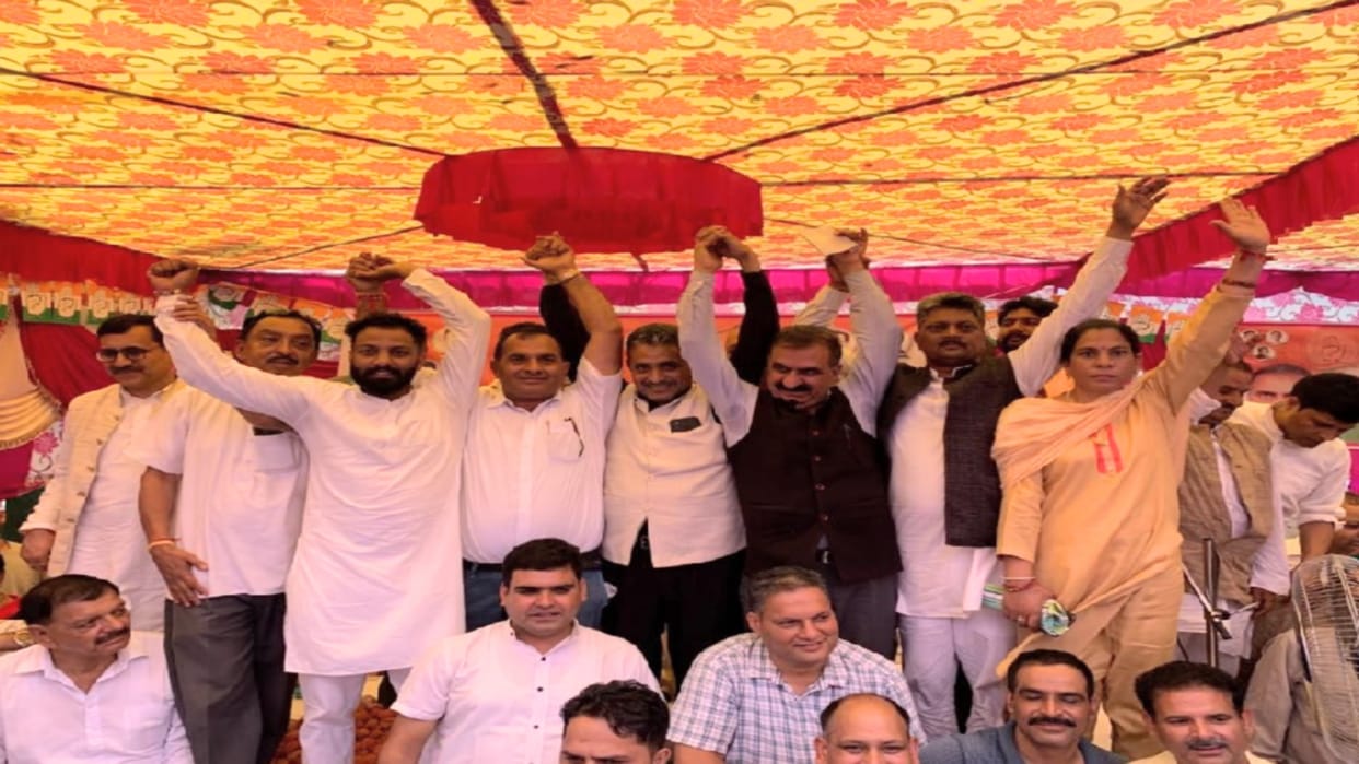 Himachal Congress, Sukhu reached the stage holding the hands of four former candidates