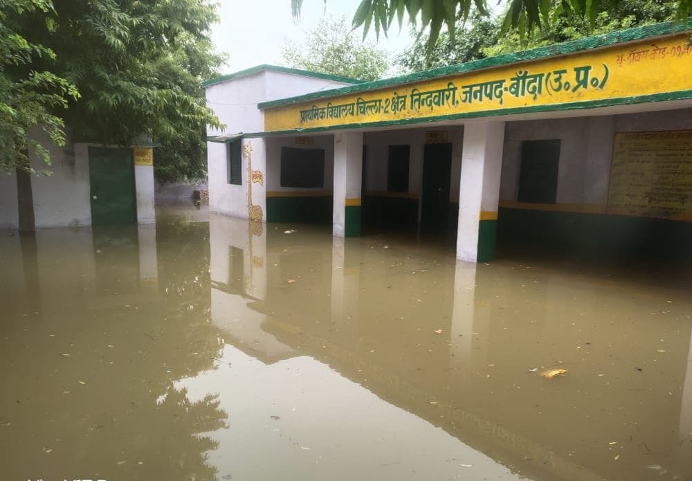 Banda: Yamuna in boom, life in breath, villagers leaving home and reaching relief camp