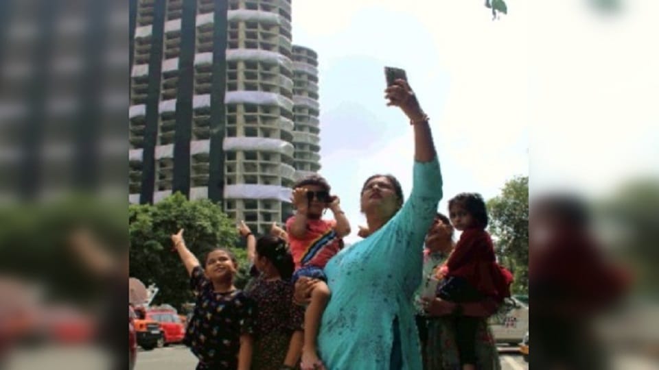 Twin Tower demolition people took  last selfie with Twin Towers In Noida