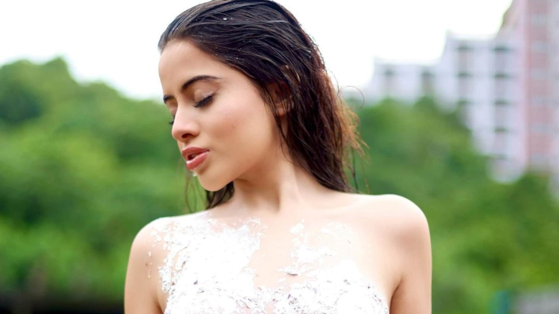 bigg boss ott fame urfi javed bold look in red glitter outfit video viral on social media