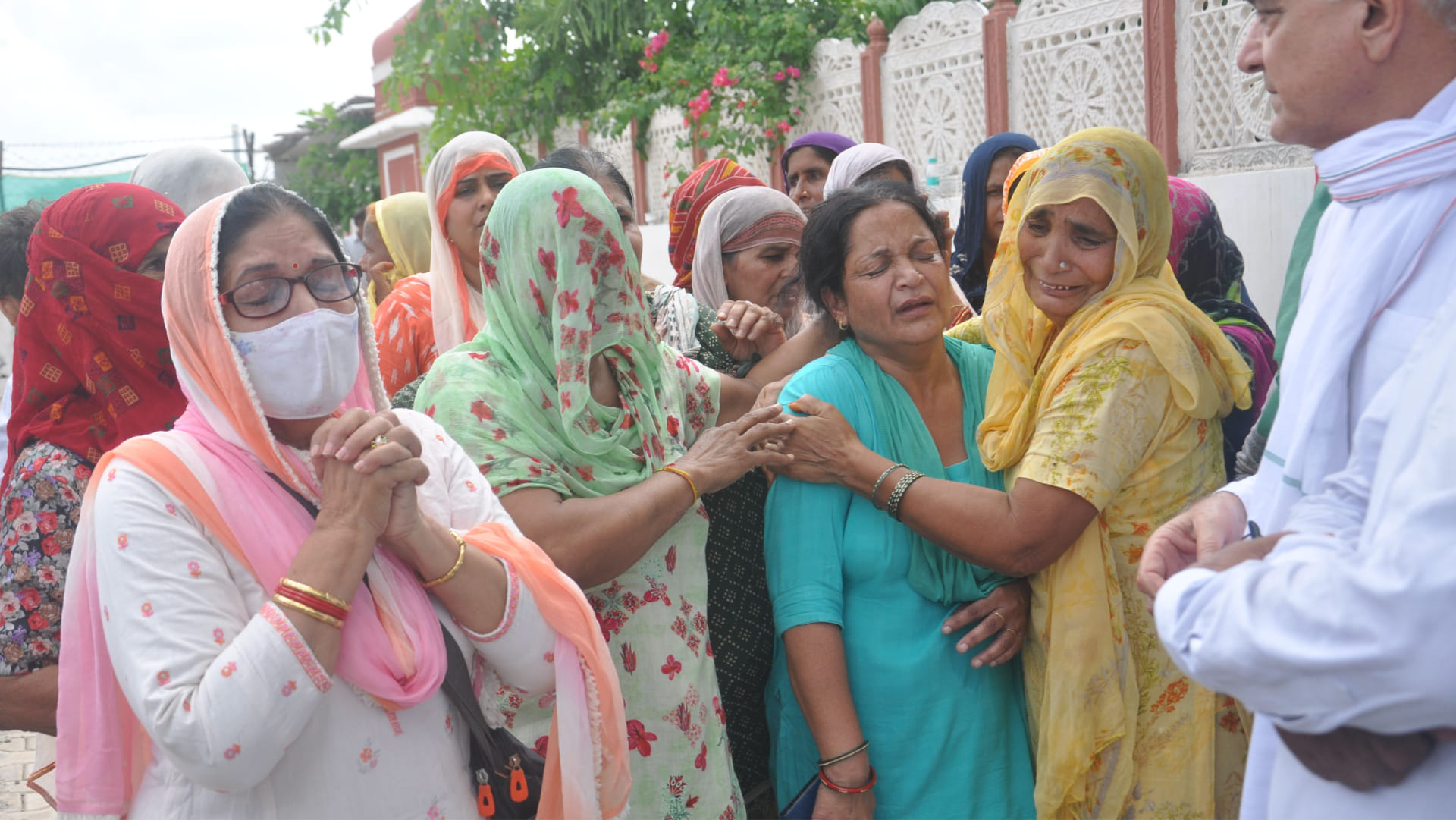 People gathered at funeral of Sonali Phogat, daughter give shoulder