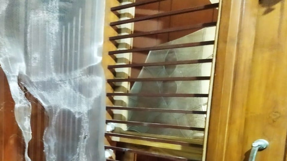 Married woman dead body found hanging on window of house in Agra