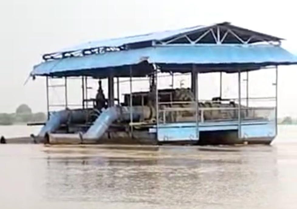 Kanpur Dehat: Part of Amrahat pump canal and two motors flowing in Yamuna, river four meters above danger mark