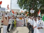 बढ़ती महंगाई एवं बेरोजगारी को लेकर पदयात्रा निकालते आम आदमी पार्टी के कार्यकर्ता।