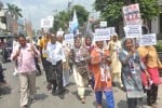 शहर में महंगाई, बेरोजगारी और भ्रष्टाचार के खिलाफ पैदल यात्रा करते आम आदमी पार्टी के कार्यकर्ता।