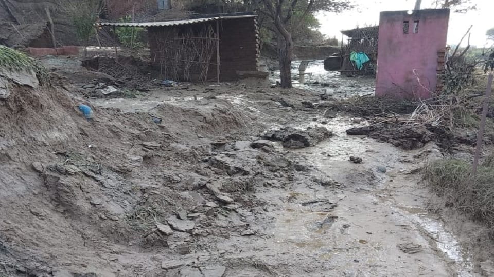 Chambal River Flood water level decreasing painful pictures of 38 Villages Of Bah And Pinahat In Agra